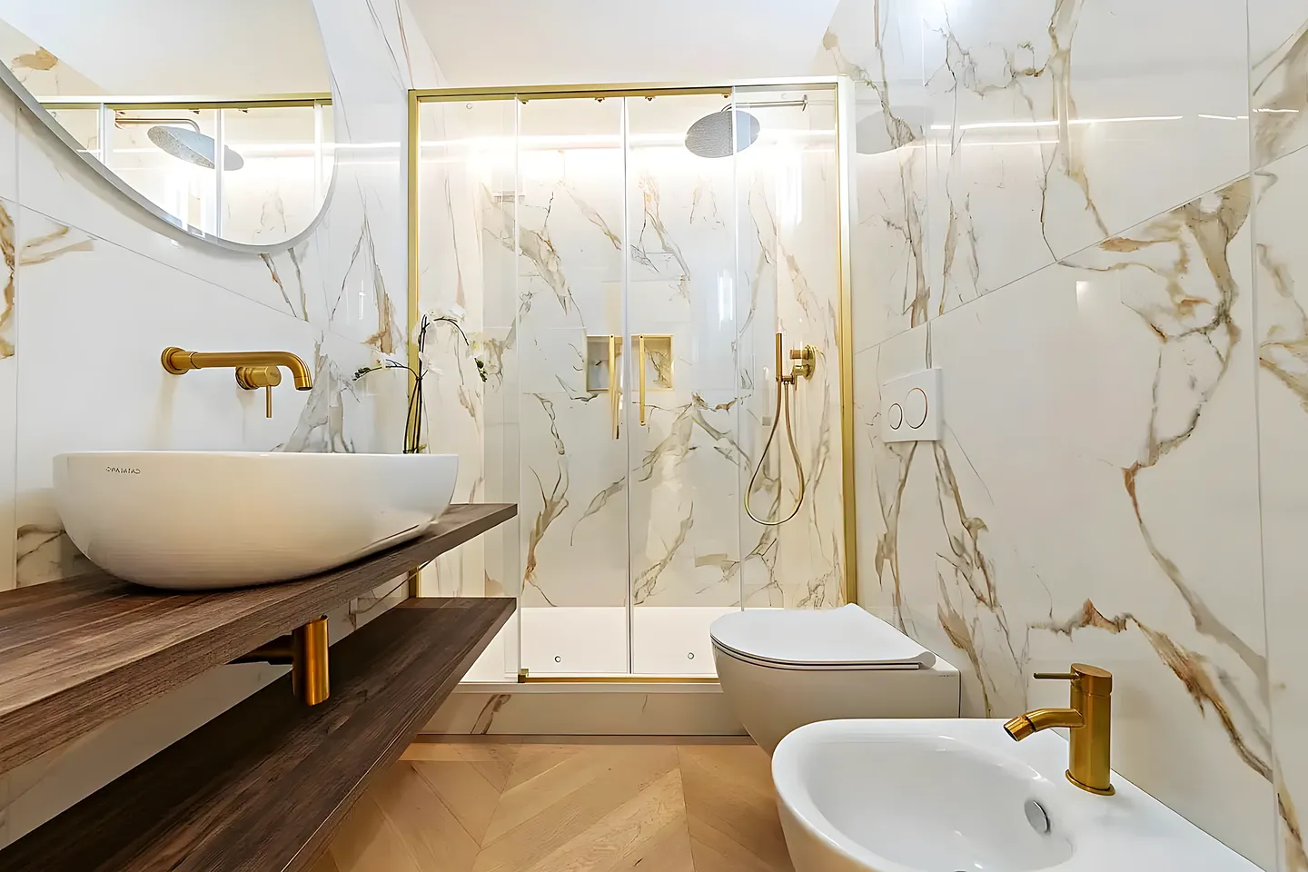 Baño reformado en Tarragona con porcelánico de gran formato y grifería en tono dorado