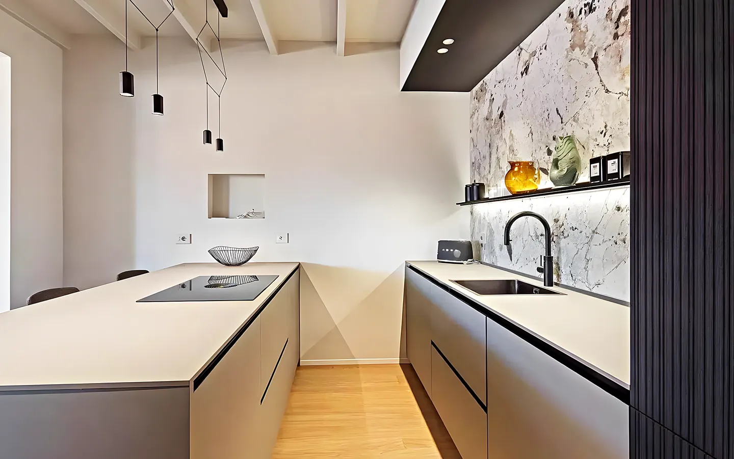 Cocina reformada con isla y frentes de madera, ejemplo de cuánto cuesta reformar una cocina en Tarragona