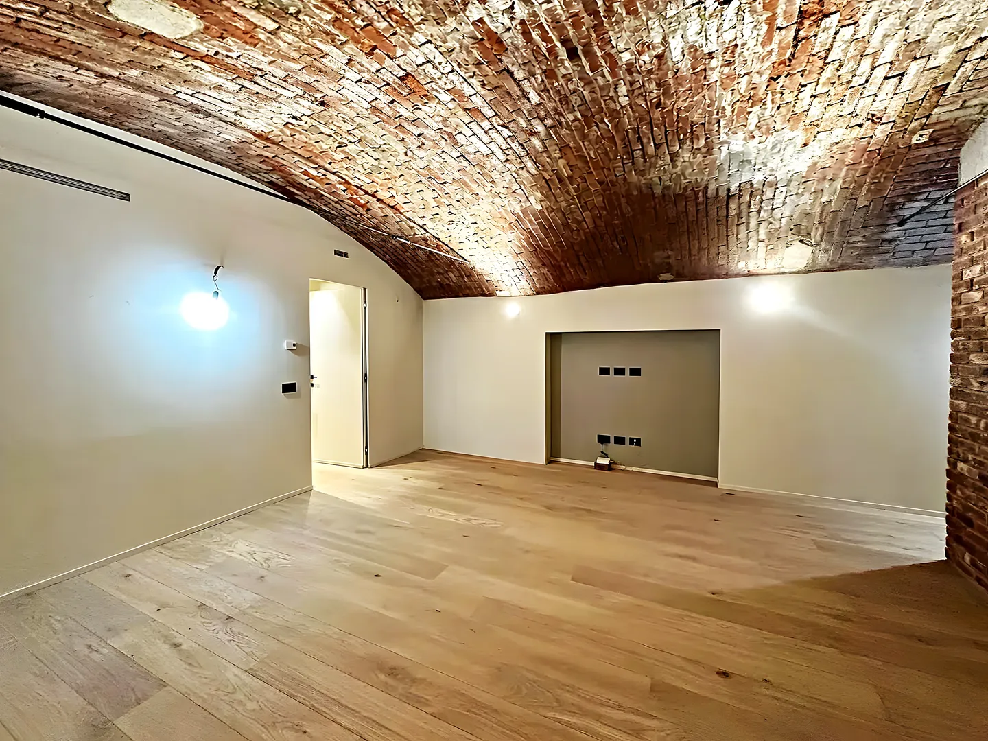 Interior d’un local comercial reformat a Tarragona, amb volta de maó i il·luminació a punt per obrir
