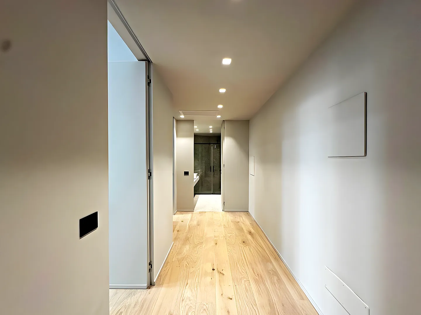 Salón con cocina abierta tras una reforma integral de un piso del Eixample de Tarragona