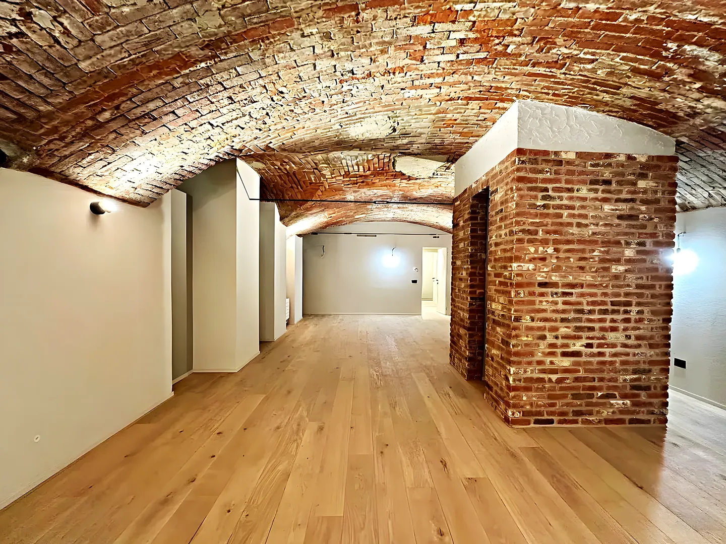 Sala amb volta de maó restaurada en una finca de pedra de la Part Alta de Tarragona